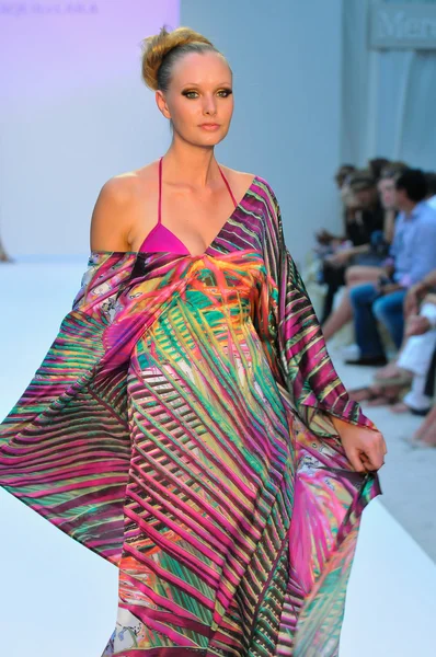 MIAMI - 21 DE JULIO: Modelo camina por la pasarela de la colección de natación Agua di Lara para la Primavera Verano 2013 durante la Mercedes-Benz Swim Fashion Week el 21 de julio de 2012 en Miami, FL — Foto de Stock