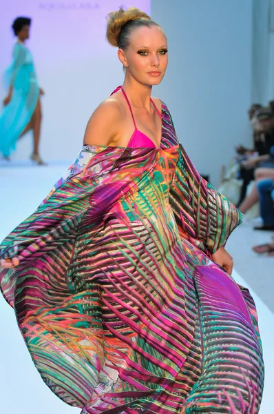 Miami - 21. července: model chodí dráha v agua di lara plavat kolekce pro jaro léto 2013 během plavání mercedes-benz fashion week v červenci 21, 2012 v miami, fl — Stock fotografie
