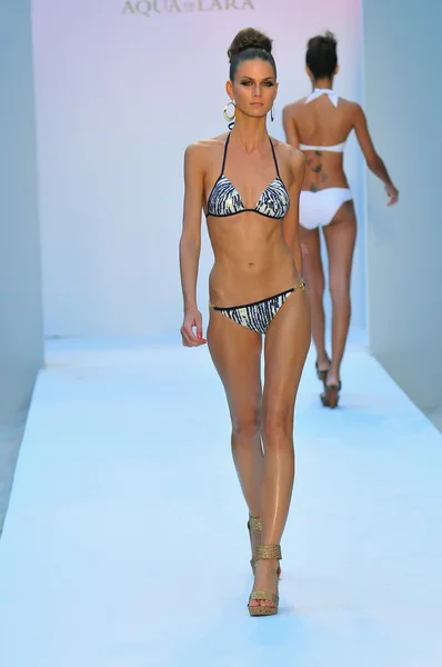 Miami - 21 juli: modell går banan vid de agua di lara simma kollektion för våren sommaren 2013 under mercedes-benz simma fashion week den 21 juli 2012 i miami, fl — Stockfoto
