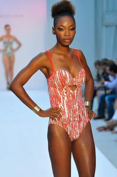 MIAMI - 21 LUGLIO: La modella passeggia sulla pista della collezione Agua di Lara Swim per la primavera estate 2013 durante la Mercedes-Benz Swim Fashion Week il 21 luglio 2012 a Miami, FL — Foto Stock