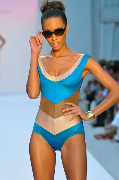 MIAMI - 21 LUGLIO: La modella passeggia sulla pista della collezione Agua di Lara Swim per la primavera estate 2013 durante la Mercedes-Benz Swim Fashion Week il 21 luglio 2012 a Miami, FL — Foto Stock