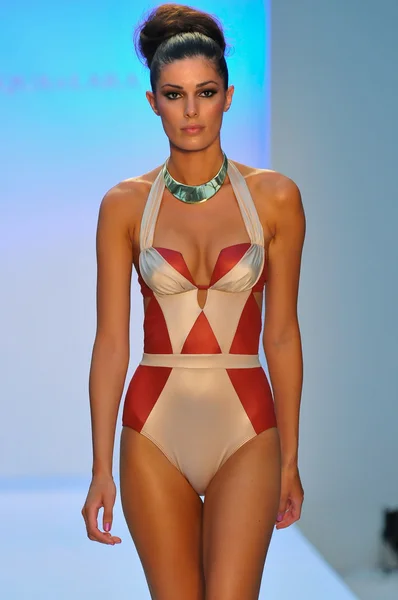 Miami - 21. juli: model läuft laufsteg der schwimmkollektion agua di lara für frühjahr sommer 2013 während der mercedes-benz swim fashion week am 21. juli 2012 in miami, fll — Stockfoto