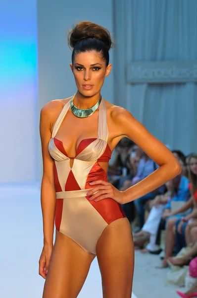 Miami - 21. juli: model läuft laufsteg der schwimmkollektion agua di lara für frühjahr sommer 2013 während der mercedes-benz swim fashion week am 21. juli 2012 in miami, fll — Stockfoto