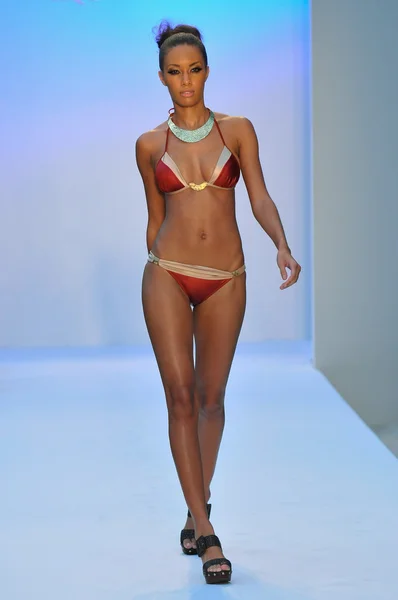 MIAMI - 21 LUGLIO: La modella passeggia sulla pista della collezione Agua di Lara Swim per la primavera estate 2013 durante la Mercedes-Benz Swim Fashion Week il 21 luglio 2012 a Miami, FL — Foto Stock