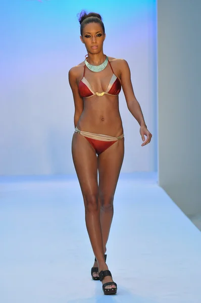 MIAMI - 21 DE JULIO: Modelo camina por la pasarela de la colección de natación Agua di Lara para la Primavera Verano 2013 durante la Mercedes-Benz Swim Fashion Week el 21 de julio de 2012 en Miami, FL —  Fotos de Stock