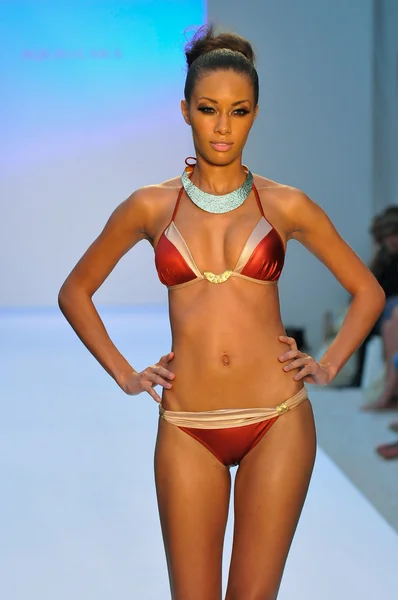 Miami - 21. juli: model läuft laufsteg der schwimmkollektion agua di lara für frühjahr sommer 2013 während der mercedes-benz swim fashion week am 21. juli 2012 in miami, fll — Stockfoto