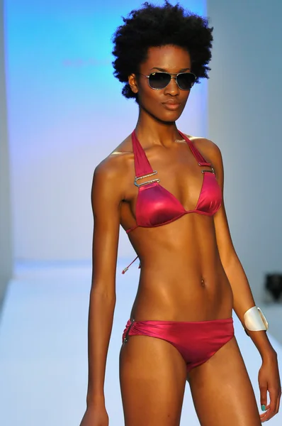 MIAMI - JULHO 21: Modelo caminha pista na coleção Água di Lara Swim para Primavera Verão 2013 durante Mercedes-Benz Swim Fashion Week em julho 21, 2012 em Miami, FL — Fotografia de Stock