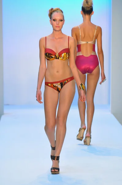 MIAMI - 21 DE JULIO: Modelo camina por la pasarela de la colección de natación Agua di Lara para la Primavera Verano 2013 durante la Mercedes-Benz Swim Fashion Week el 21 de julio de 2012 en Miami, FL —  Fotos de Stock