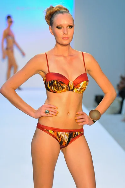 Miami - 21. juli: model läuft laufsteg der schwimmkollektion agua di lara für frühjahr sommer 2013 während der mercedes-benz swim fashion week am 21. juli 2012 in miami, fll — Stockfoto