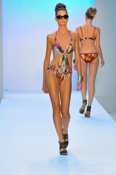 Miami - 21 juli: modell går banan vid de agua di lara simma kollektion för våren sommaren 2013 under mercedes-benz simma fashion week den 21 juli 2012 i miami, fl — Stockfoto