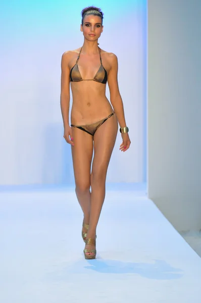 MIAMI - 21 DE JULIO: Modelo camina por la pasarela de la colección de natación Agua di Lara para la Primavera Verano 2013 durante la Mercedes-Benz Swim Fashion Week el 21 de julio de 2012 en Miami, FL —  Fotos de Stock