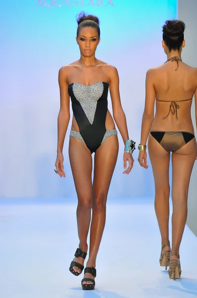 Miami - 21. juli: model läuft laufsteg der schwimmkollektion agua di lara für frühjahr sommer 2013 während der mercedes-benz swim fashion week am 21. juli 2012 in miami, fll — Stockfoto