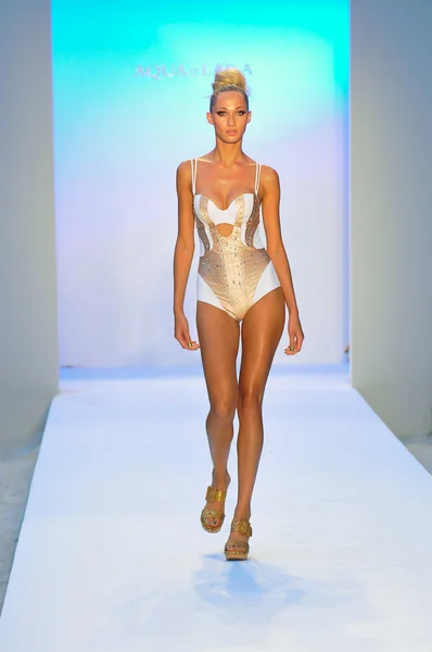 Miami - július 21: modell sétál a kifutópálya a az agua di lara úszni kollekció tavasz-nyár 2013 mercedes-benz úszni divat héten a július 21-én 2012 miami, fl — Stock Fotó