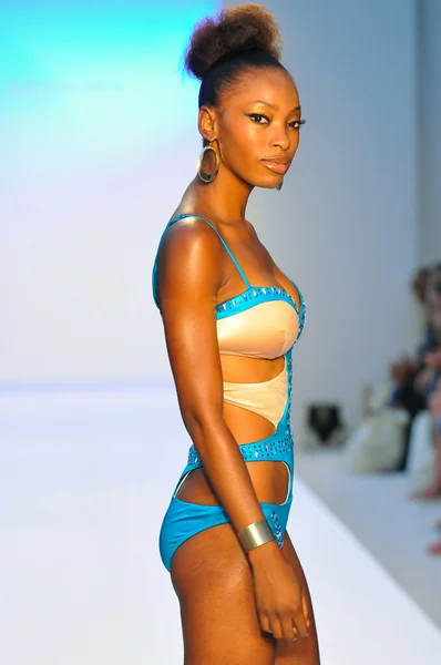 Miami - 21 Temmuz: model di lara miami, mercedes-benz yüzmek moda haftası 21 Temmuz 2012 2013 ilkbahar yaz koleksiyonu için yüzerek agua pist yürür fl — Stok fotoğraf