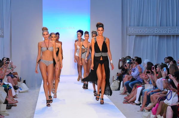 MIAMI - 21 DE JULIO: Modelo camina por la pasarela de la colección de natación Agua di Lara para la Primavera Verano 2013 durante la Mercedes-Benz Swim Fashion Week el 21 de julio de 2012 en Miami, FL — Foto de Stock