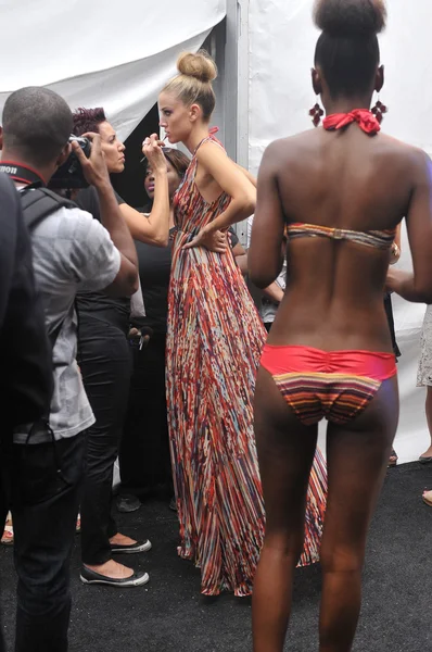 MIAMI - 21 JUILLET : Le mannequin se prépare dans les coulisses de la collection Agua di Lara Swim pour le printemps été 2013 lors de la Mercedes-Benz Swim Fashion Week le 21 juillet 2012 à Mi — Photo