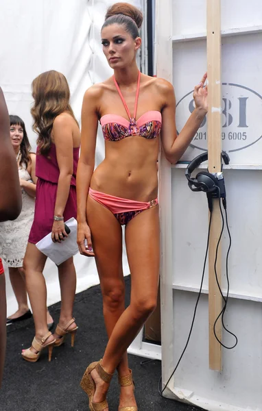 Miami - 21. juli: model bereitet sich backstage auf die schwimmkollektion agua di lara für frühjahr sommer 2013 während der mercedes-benz swim fashion week am 21. juli 2012 in mi — Stockfoto
