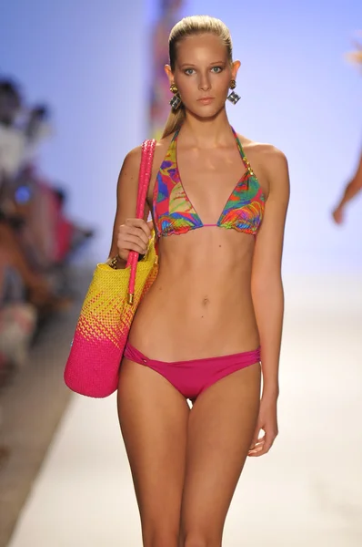 MIAMI - 21 DE JULIO: Modelo camina por la pasarela en la colección de trajes de baño Caffe para la Primavera Verano 2013 durante Mercedes-Benz Swim Fashion Week el 21 de julio de 2012 en Miami, FL — Foto de Stock