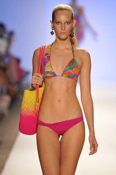 Miami - 21. července: model chodí dráha v caffe plavky kolekce pro jaro léto 2013 během plavání mercedes-benz fashion week v červenci 21, 2012 v miami, fl — Stock fotografie