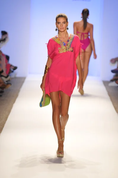 Miami - 21 juli: modell går banan vid samlingen caffe Badkläder för våren sommaren 2013 under mercedes-benz simma fashion week den 21 juli 2012 i miami, fl — Stockfoto