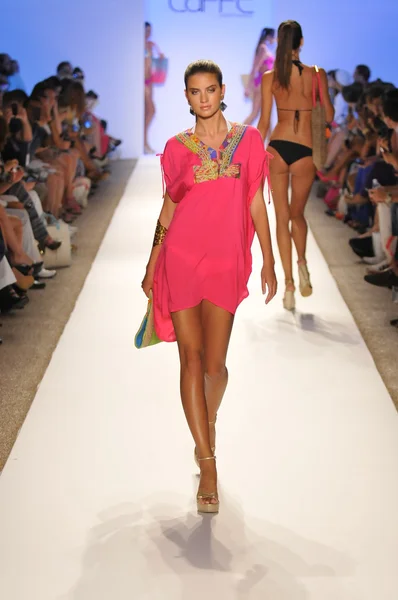 MIAMI - 21 DE JULIO: Modelo camina por la pasarela en la colección de trajes de baño Caffe para la Primavera Verano 2013 durante Mercedes-Benz Swim Fashion Week el 21 de julio de 2012 en Miami, FL —  Fotos de Stock