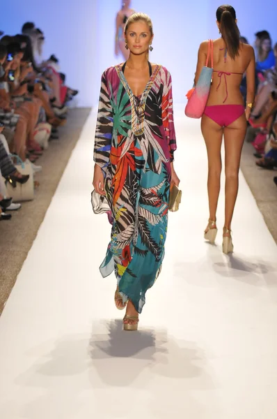 MIAMI - JULHO 21: Modelo caminha na pista da Coleção de Roupas de Banho Caffe para o Verão de 2013 durante a Mercedes-Benz Swim Fashion Week em 21 de julho de 2012 em Miami, FL — Fotografia de Stock