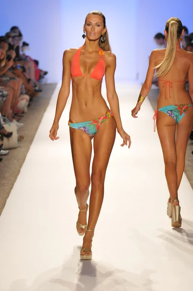 Miami - 21. juli: model läuft laufsteg der caffe-bademoden-kollektion für frühjahr sommer 2013 während der mercedes-benz swim fashion week am 21. juli 2012 in miami, fll — Stockfoto