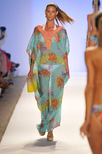 MIAMI - 21 DE JULIO: Modelo camina por la pasarela en la colección de trajes de baño Caffe para la Primavera Verano 2013 durante Mercedes-Benz Swim Fashion Week el 21 de julio de 2012 en Miami, FL — Foto de Stock