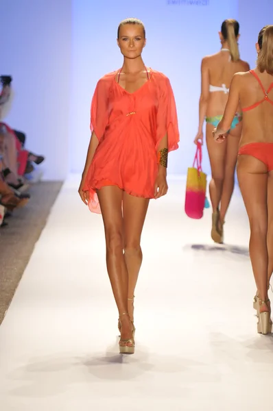 MIAMI - JULHO 21: Modelo caminha na pista da Coleção de Roupas de Banho Caffe para o Verão de 2013 durante a Mercedes-Benz Swim Fashion Week em 21 de julho de 2012 em Miami, FL — Fotografia de Stock