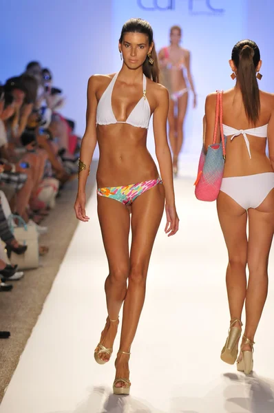 MIAMI - JULHO 21: Modelo caminha na pista da Coleção de Roupas de Banho Caffe para o Verão de 2013 durante a Mercedes-Benz Swim Fashion Week em 21 de julho de 2012 em Miami, FL — Fotografia de Stock