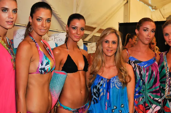 Miami - 21 Temmuz: model alır hazır sahne arkasında caffe mayo yüzmek koleksiyonu için ilkbahar yaz 2013 tarihinde 21 Temmuz 2012 da mercedes-benz yüzmek moda haftasında, — Stok fotoğraf