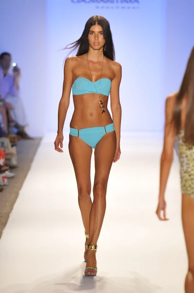 Miami - 20. juli: model läuft laufsteg der cia maritima kollektion für frühjahr sommer 2013 während der mercedes-benz swim fashion week am 20. juli 2012 in miami, fll — Stockfoto