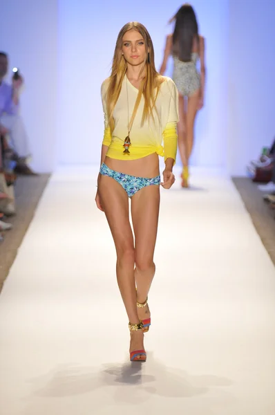 Miami - július 20: Modell séta kifutópálya a Cia Maritima gyűjtemény tavasszal nyáron 2013 Mercedes-Benz úszni divat héten július 20, 2012 Miami, Fl — Stock Fotó