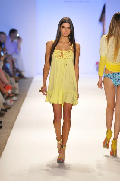 Miami - 20 juli: Model wandelingen landingsbaan op de Cia Maritima collectie voor lente zomer 2013 tijdens de Mercedes-Benz zwemmen Fashion Week op 20 juli 2012 in Miami, Fl — Stockfoto