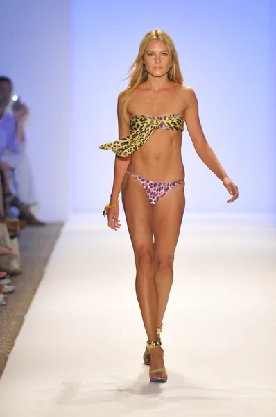 Miami - 20. juli: model läuft laufsteg der cia maritima kollektion für frühjahr sommer 2013 während der mercedes-benz swim fashion week am 20. juli 2012 in miami, fll — Stockfoto