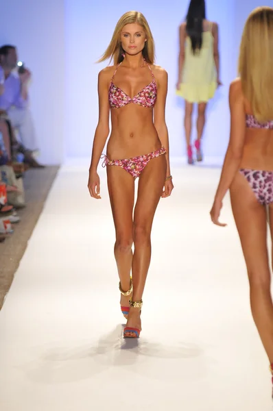 Miami - 20. července: Model procházky dráha v Cia Maritima kolekce jaro léto 2013 během 20 července, 2012 v Miami, Fl plavat Mercedes-Benz Fashion Week — Stock fotografie