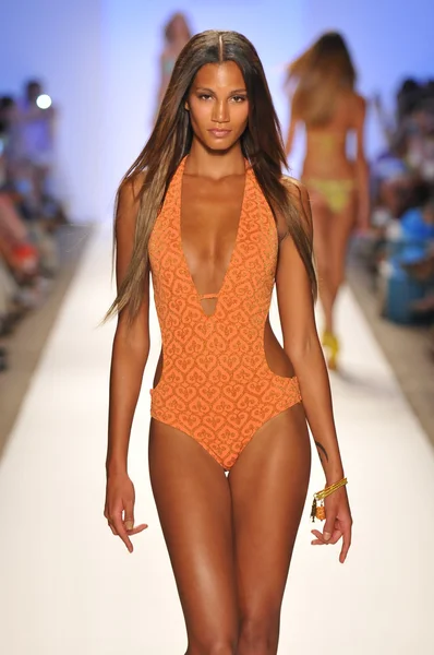 MIAMI - 20 LUGLIO: La modella passeggia sulla pista della collezione Cia Maritima per la primavera estate 2013 durante la Mercedes-Benz Swim Fashion Week il 20 luglio 2012 a Miami, FL — Foto Stock