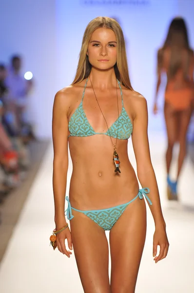 MIAMI - 20 JUILLET : Un mannequin marche sur la piste de la collection Cia Maritima pour le printemps été 2013 lors de la Mercedes-Benz Swim Fashion Week le 20 juillet 2012 à Miami, FL — Photo