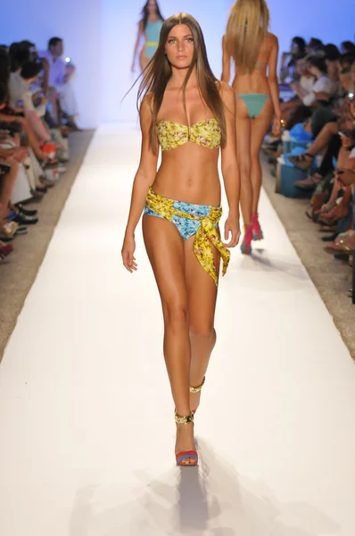 Miami - 20 juli: Model wandelingen landingsbaan op de Cia Maritima collectie voor lente zomer 2013 tijdens de Mercedes-Benz zwemmen Fashion Week op 20 juli 2012 in Miami, Fl — Stockfoto