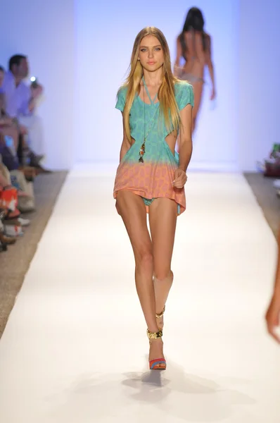 Miami - 20 juli: Modell promenader banan vid Cia Maritima kollektion för våren sommaren 2013 under Mercedes-Benz simma Fashion Week den 20 juli 2012 i Miami, Fl — Stockfoto