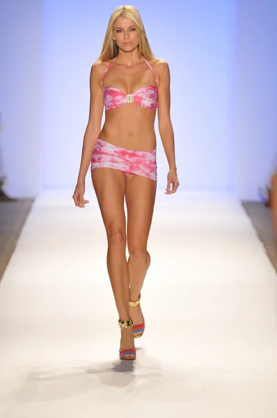 MIAMI - JULHO 20: Modelo caminha pista na Coleção Cia Maritima para a Primavera Verão 2013 durante Mercedes-Benz Swim Fashion Week em julho 20, 2012 em Miami, FL — Fotografia de Stock