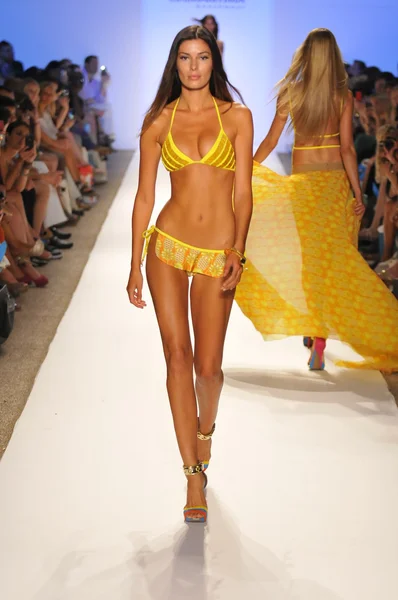 Miami - 20. července: Model procházky dráha v Cia Maritima kolekce jaro léto 2013 během 20 července, 2012 v Miami, Fl plavat Mercedes-Benz Fashion Week — Stock fotografie