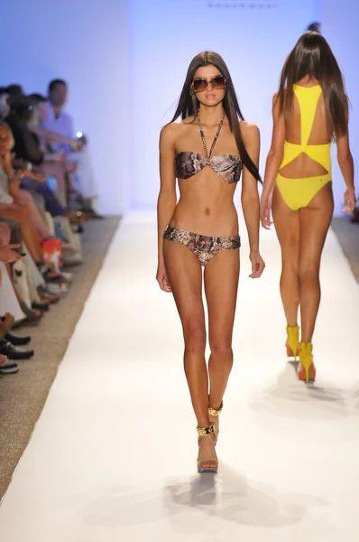 Miami - 20. července: Model procházky dráha v Cia Maritima kolekce jaro léto 2013 během 20 července, 2012 v Miami, Fl plavat Mercedes-Benz Fashion Week — Stock fotografie