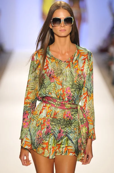 MIAMI - JULHO 20: Modelo caminha pista na Coleção Cia Maritima para a Primavera Verão 2013 durante Mercedes-Benz Swim Fashion Week em julho 20, 2012 em Miami, FL — Fotografia de Stock