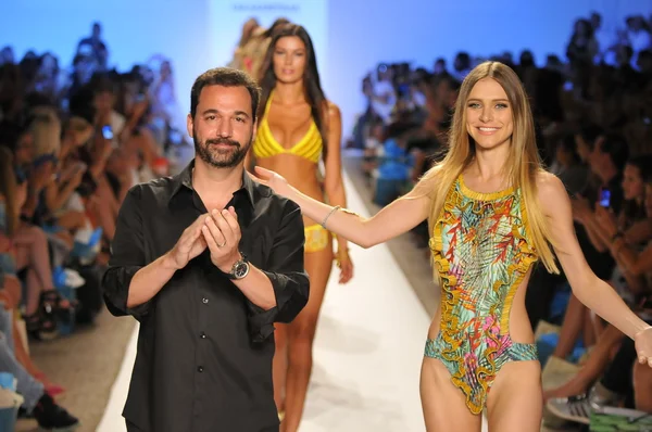 MIAMI - JULHO 20: Modelo caminha pista na Coleção Cia Maritima para a Primavera Verão 2013 durante Mercedes-Benz Swim Fashion Week em julho 20, 2012 em Miami, FL — Fotografia de Stock