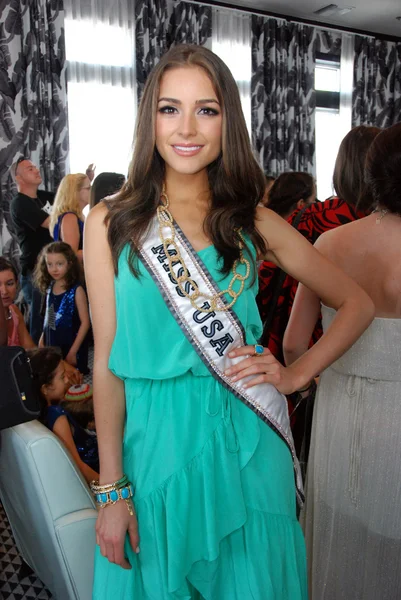 MIAMI - 21 LUGLIO: Miss USA Olivia Culpo alla Kooey Swimwear Presentation per la Primavera Estate 2013 durante la Mercedes-Benz Swim Fashion Week il 21 luglio 2012 a Miami, FL — Foto Stock