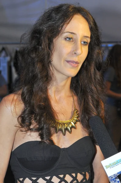 Μαϊάμι - 21 Ιουλίου: Μάρα hoffman (l) δίνει μακριά συνέντευξη στα παρασκήνια στο η Μάρα hoffman συλλογή μαγιό 2013 κατά τη διάρκεια της mercedes-benz κολυμπήσετε εβδομάδα μόδας στις 21 Ιουλίου 2012 — Φωτογραφία Αρχείου