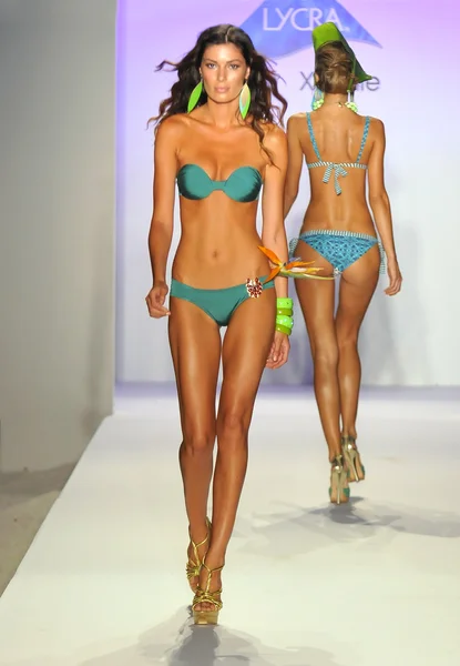 MIAMI - JULHO 21: Modelo caminha pista no XTRA Life Lycra Brand Swimwear Collection para Primavera Verão 2013 durante Mercedes-Benz Swim Fashion Week em Julho 21, 2012 — Fotografia de Stock