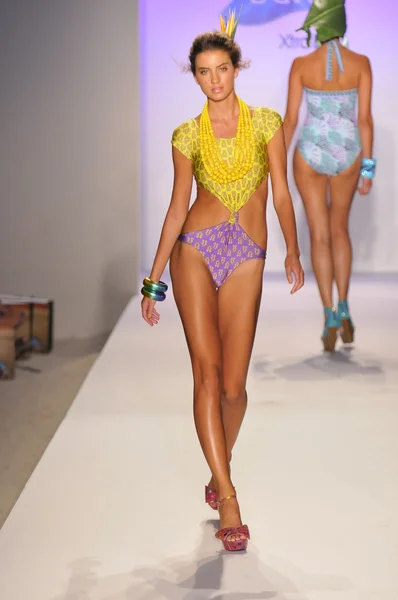 MIAMI - 21 DE JULIO: Modelo camina por la pasarela de la colección de trajes de baño de la marca XTRA Life Lycra para la Primavera Verano 2013 durante la Mercedes-Benz Swim Fashion Week el 21 de julio de 2012 —  Fotos de Stock