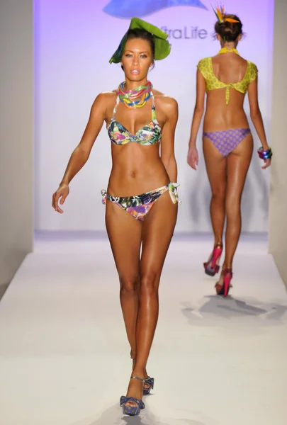 Miami - 21. července: model chodí dráha v xtra life lycra Značka plavky kolekce pro jaro léto 2013 během plavání mercedes-benz fashion week v červenci 21, 2012 — Stock fotografie